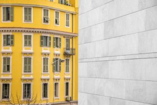Eine Gelbe Wohnung mit vielen Fenstern