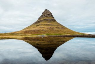 Ein Berg hinter einem See