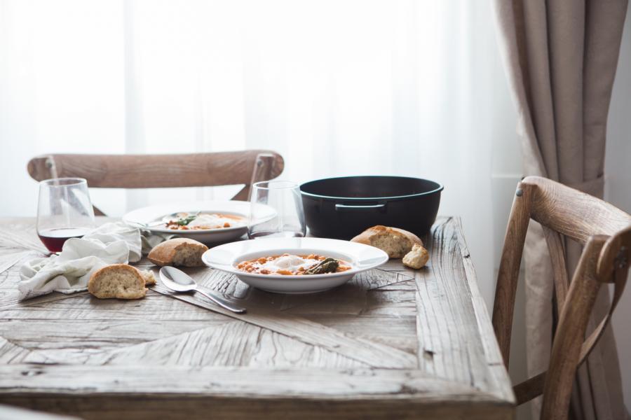 Ein Mahlzeit am Esstisch