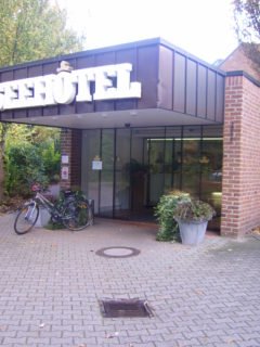 Der Hoteleingang von Seehotel