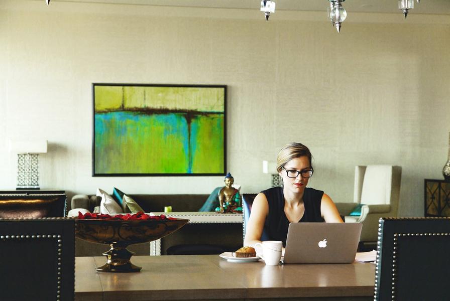 Eine Dame die Zuhause am Laptop arbeitet