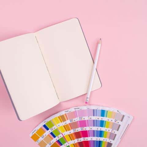 Ein Notizblock und Farbenkarten mit verschiedenen Farben