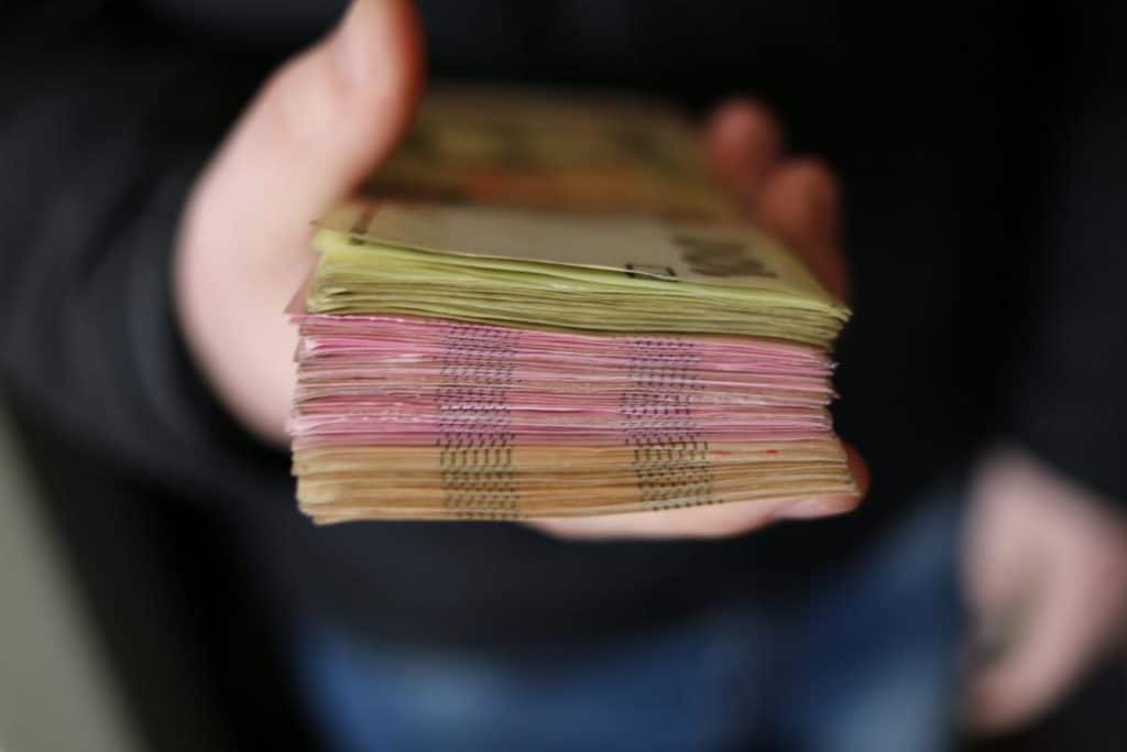 Feng Shui Tipps für Reichtum von einer Person der Geld in der Hand hat