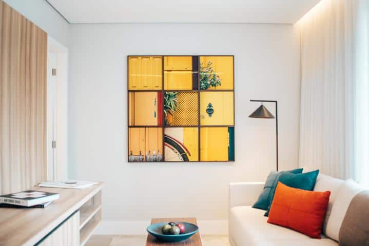 Ein Wohnzimmer mit gelben Wandbilder