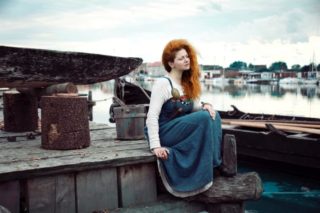 Eine Dame mit Roten Haaren am Hafen