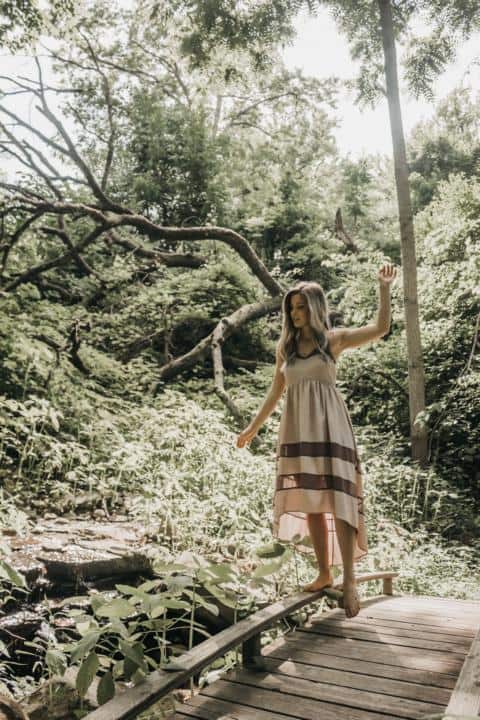 Eine Dame mit Feng Shui Zitate in der Natur