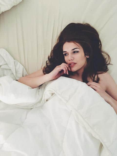 Eine Dame die im Bett liegt