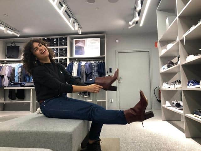 Amira Coll Exposito probiert Schuhe aus