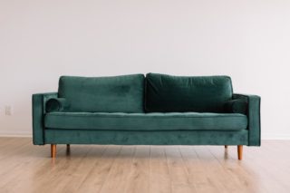 Feng Shui grüne Couch und braune Möbelfüße